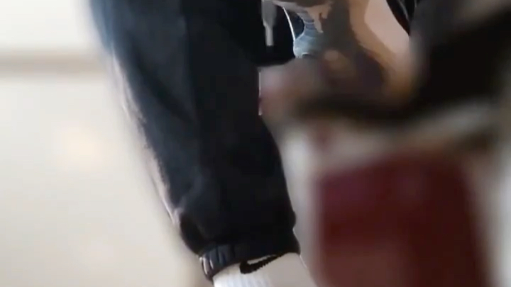 就换个鞋，别催了，马上出来玩