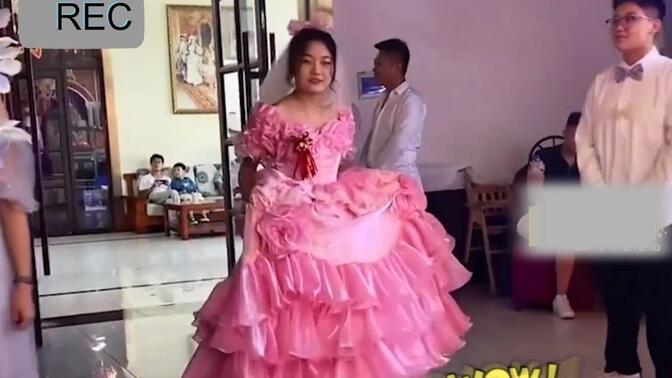 8月23日，山东枣庄。新娘身穿自己设计的全粉婚纱，引发网友热议。 “我喜欢粉色,不在乎别人怎么看”。