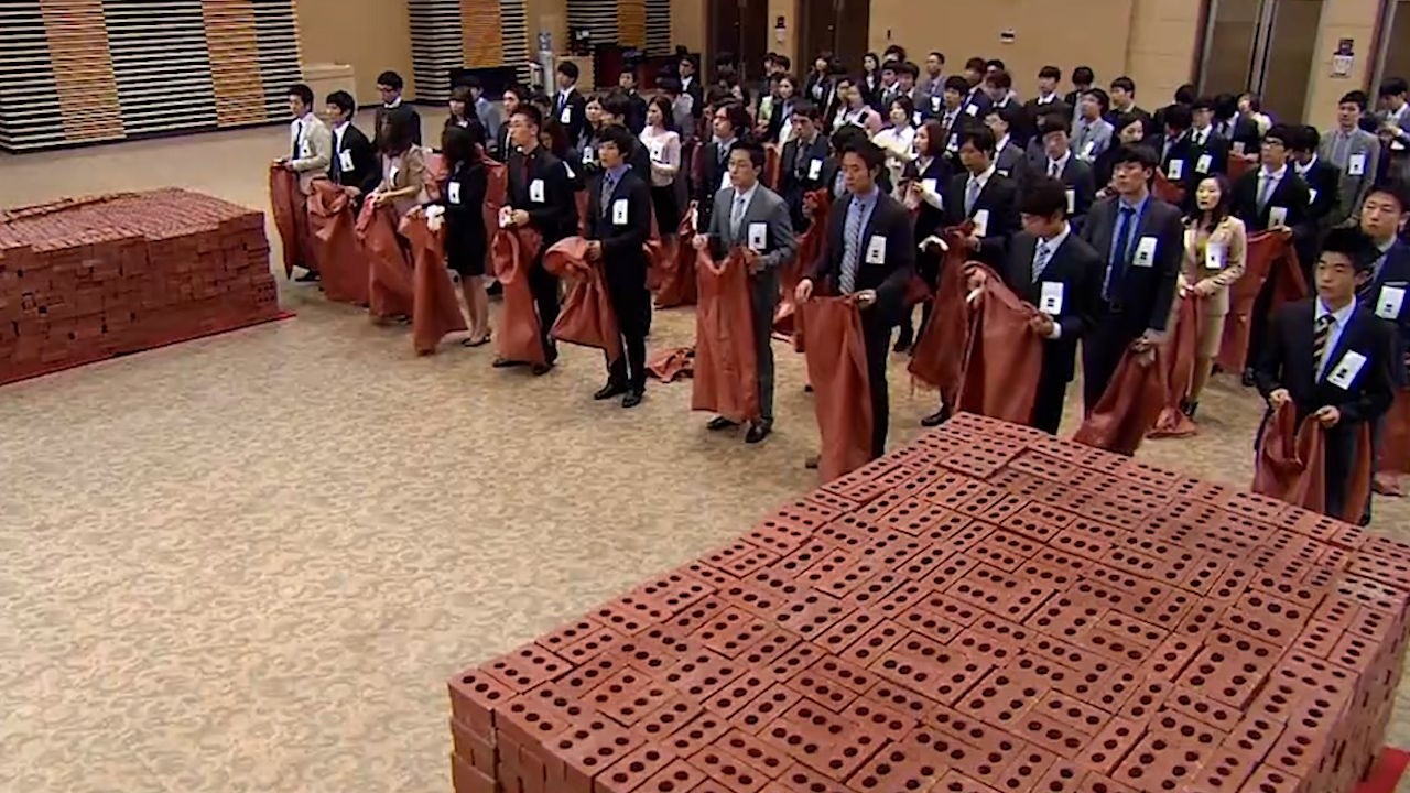 想要多少年薪就往麻袋装多少块砖，这样奇葩的面试方式你绝对没见过《荣光的在仁》