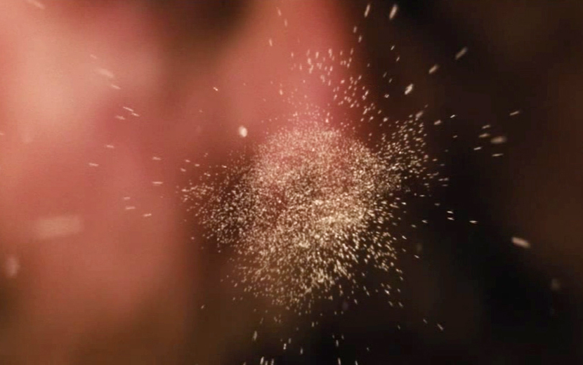 【越哥】男子打了一个喷嚏，几秒后就能让人倒地不起，喷嚏里有什么呢？