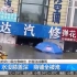 郑州暴雨商铺全被淹，店主艰难出门，记者采访哽咽落泪