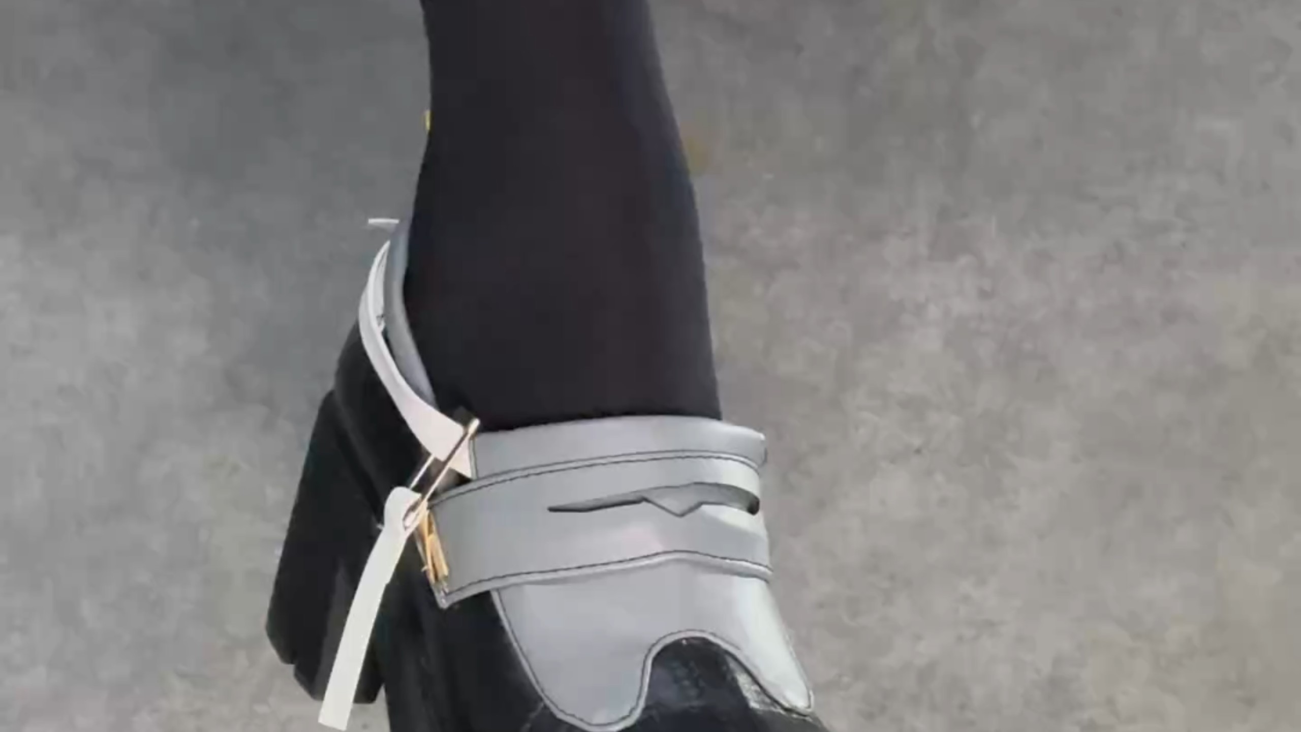 叽里咕噜说啥呢给我擦皮鞋