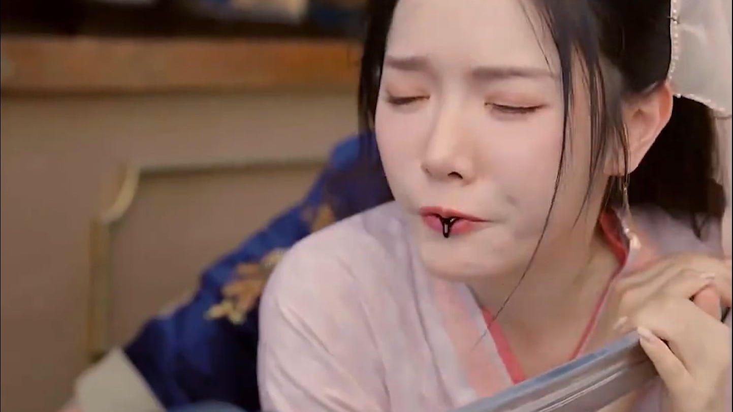 女人重生后的第一件事就是替皇上挡住刺客的一剑！这样她才能以假乱真取代公主《归凰》