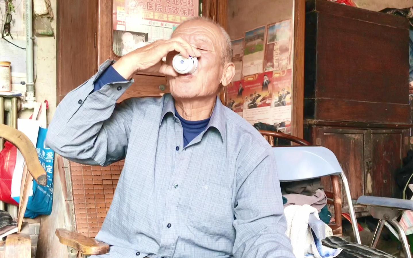 农村80岁大爷太喜欢喝酒了，每天中午喝二两，看老伴让吃啥好酒肴
