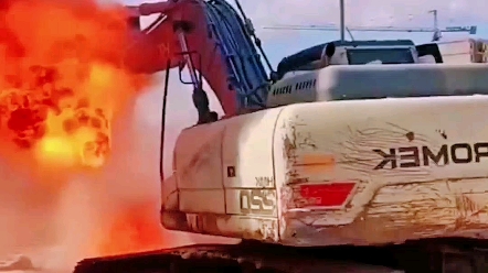 挖机突然自燃，眼看就烧到驾驶室了，看得惊心动魄