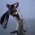 蝙蝠侠帅气出场，不料帅不过三秒 ，竟被沙丁鱼咬住腿！