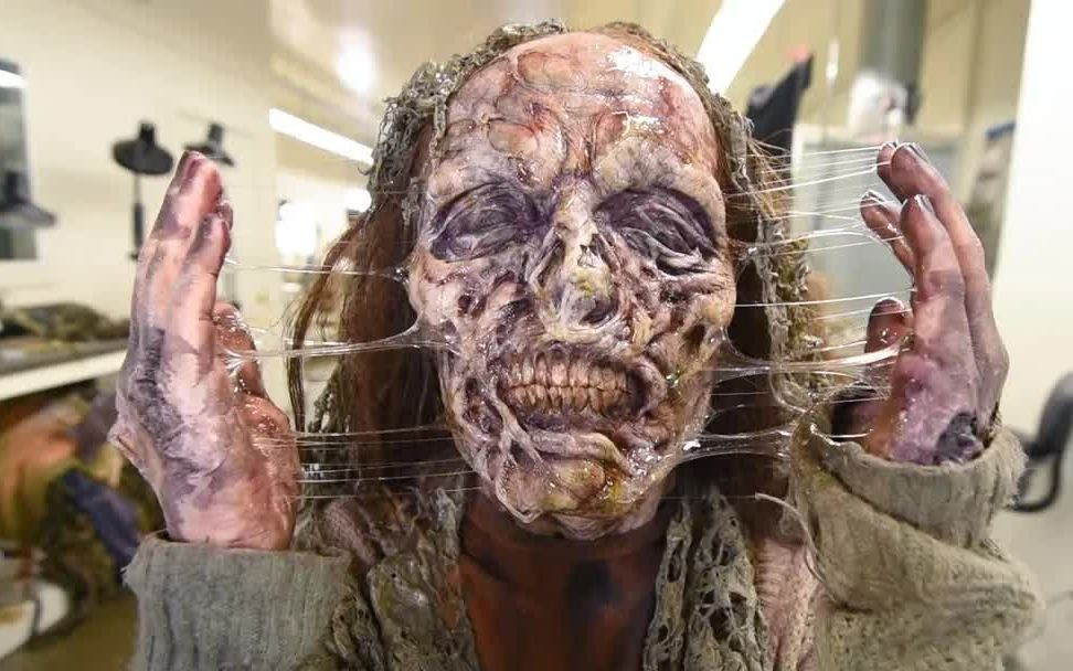 来看看好莱坞的特效化妆师是如何把演员变成僵尸的