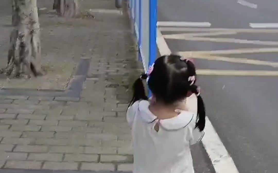 小女孩在站点等公交车，只为给公交司机爸爸送喝的，“有这个小棉袄，爸爸一天的疲惫都没了”。