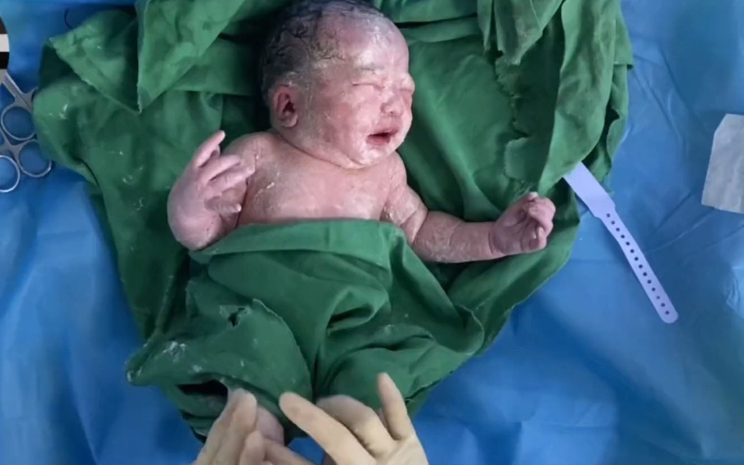 头一次知道，宝宝在送到亲爹手上之前，都经历了什么...