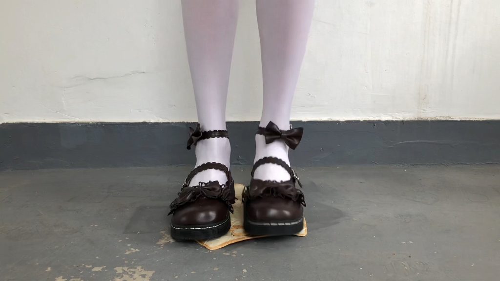 用黑巧克力给面包染色（过期面包）