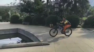自行车怎么上一层台阶 f8ebf19659a17d35dbb58bd2e8b9a830785cb659.jpg@310w_174h_1c_100q.jpg