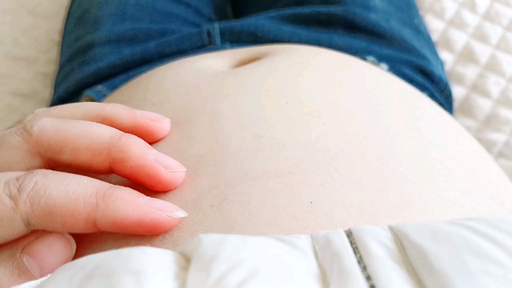 中午又吃多了 肚子里面的气窜来窜去的 好胀好疼啊 好想有人给我揉肚子