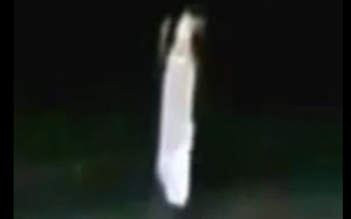 【诡异视频】公路边拍摄到的恐怖白衣女鬼视频在线观看_ 放肆吧