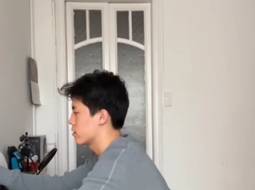 钢琴帅哥直播弹琴