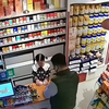 三岁萌娃帮家长看店 遇到买卫生巾的叔叔 不理解但尊重