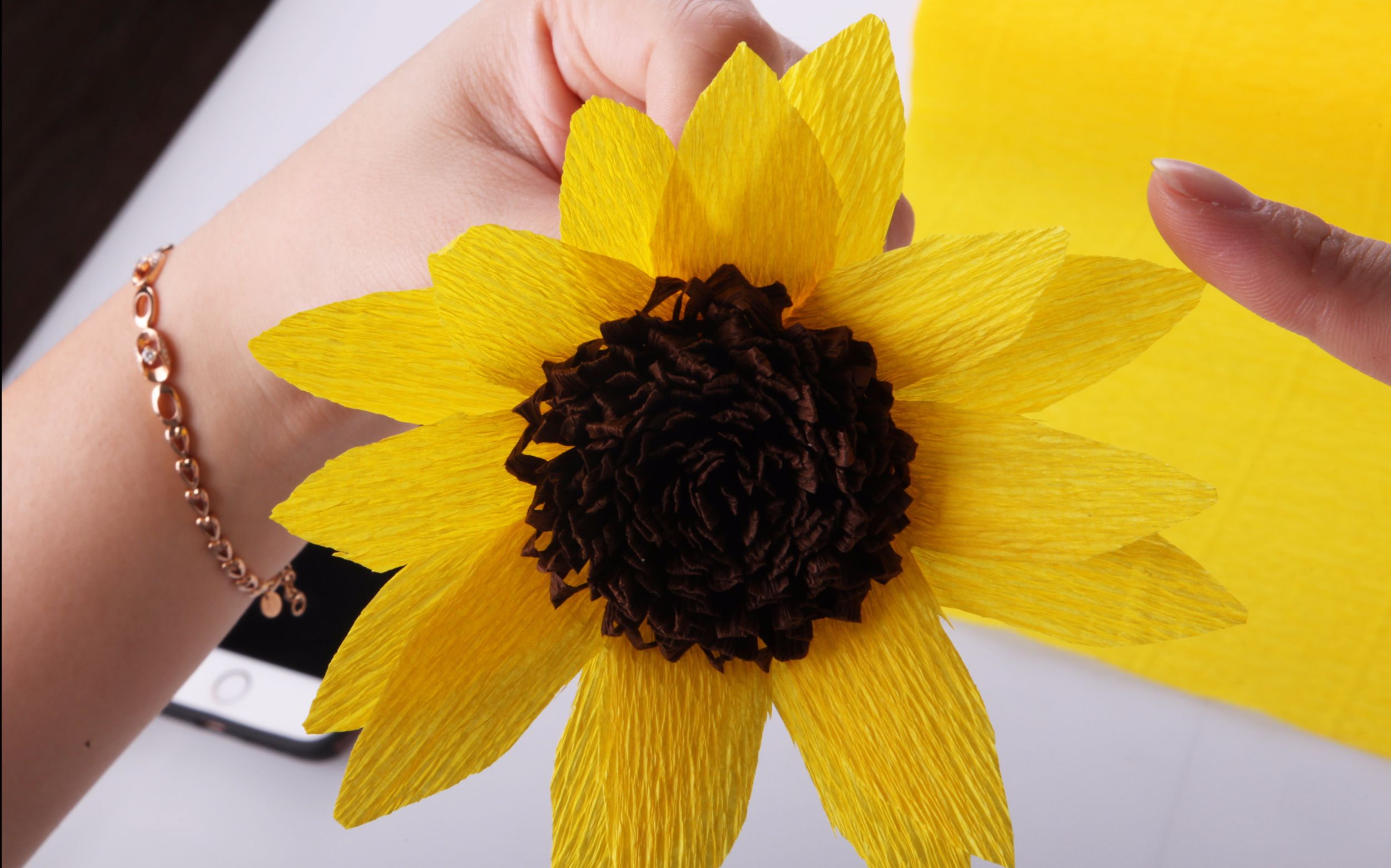 创意手工DIY花卉折纸教程 用皱纹纸折叠漂亮的小花朵╭★肉丁网
