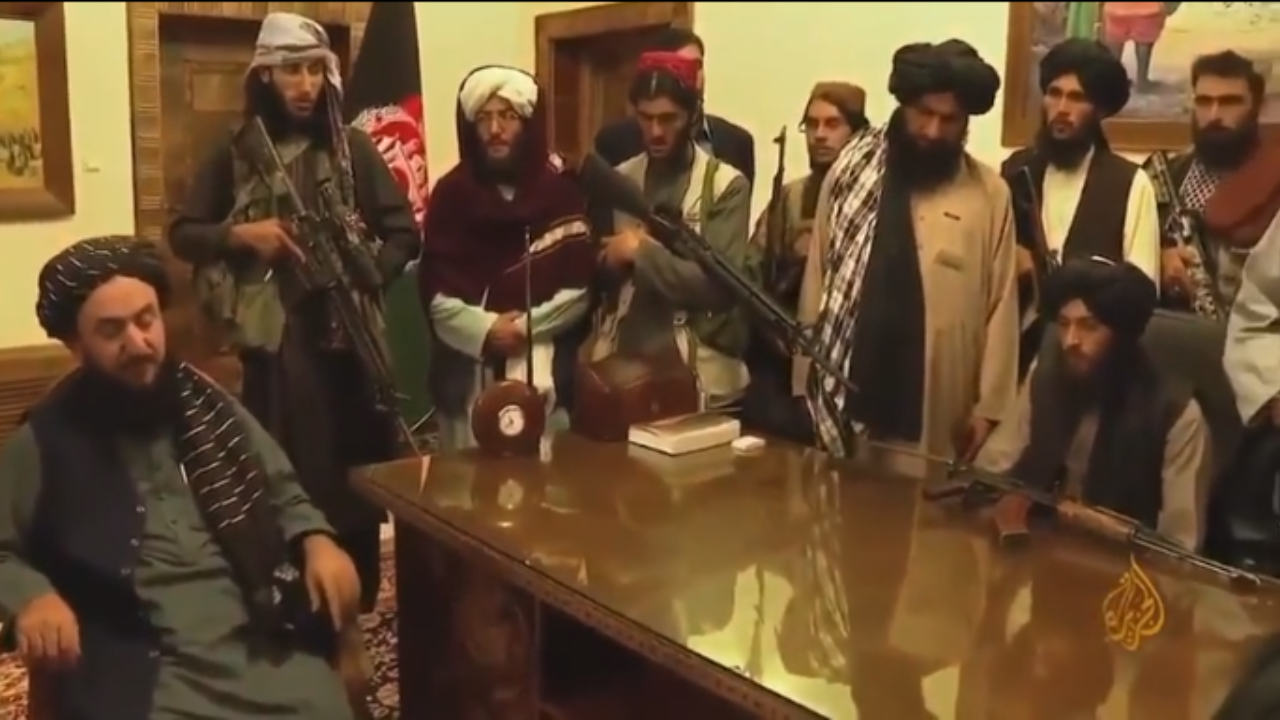 Ak放到办公桌上 塔利班宣布攻占总统府