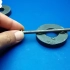 如何利用用带铁的钉磁铁，实现自由发电。
