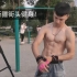 肌肉小伙在新疆公园玩花式单杠！操作令人震惊！
