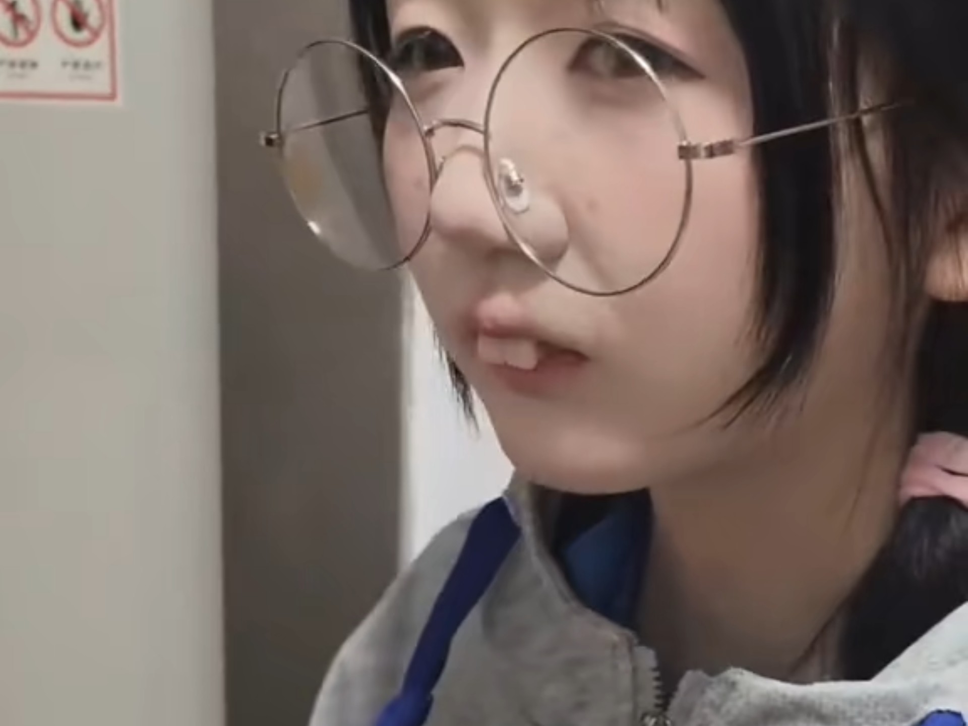叽叽喳小心翼翼的