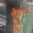 建筑工程脚手架防护网起火，工人从脚手架外部险中逃生