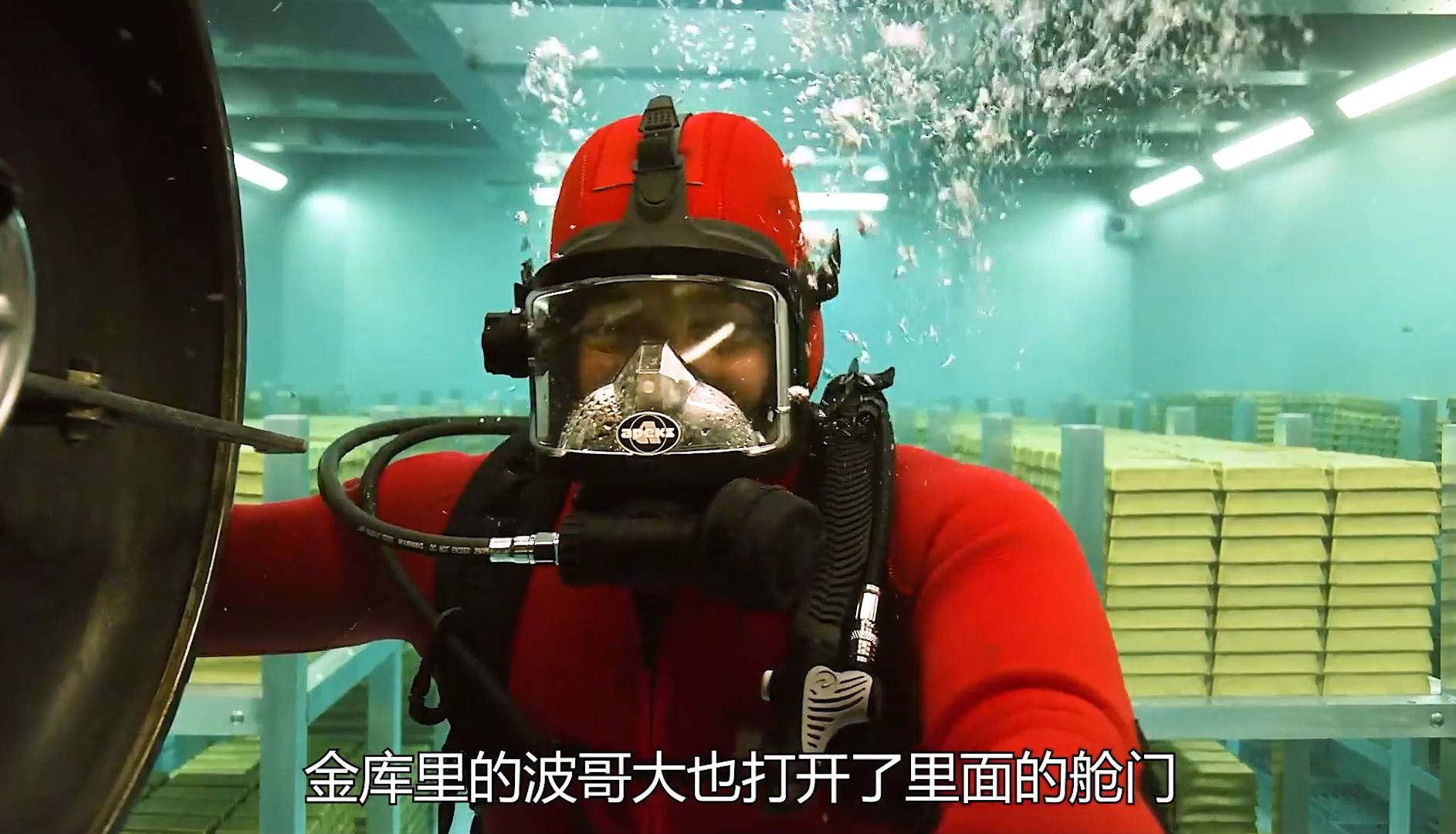 空中巨型飞艇正打开舱门，数吨重的钞票倾泻而下《纸钞屋》