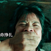 禽兽父亲竟然对年幼的女儿下手，下一秒竟被女儿连捅数十刀