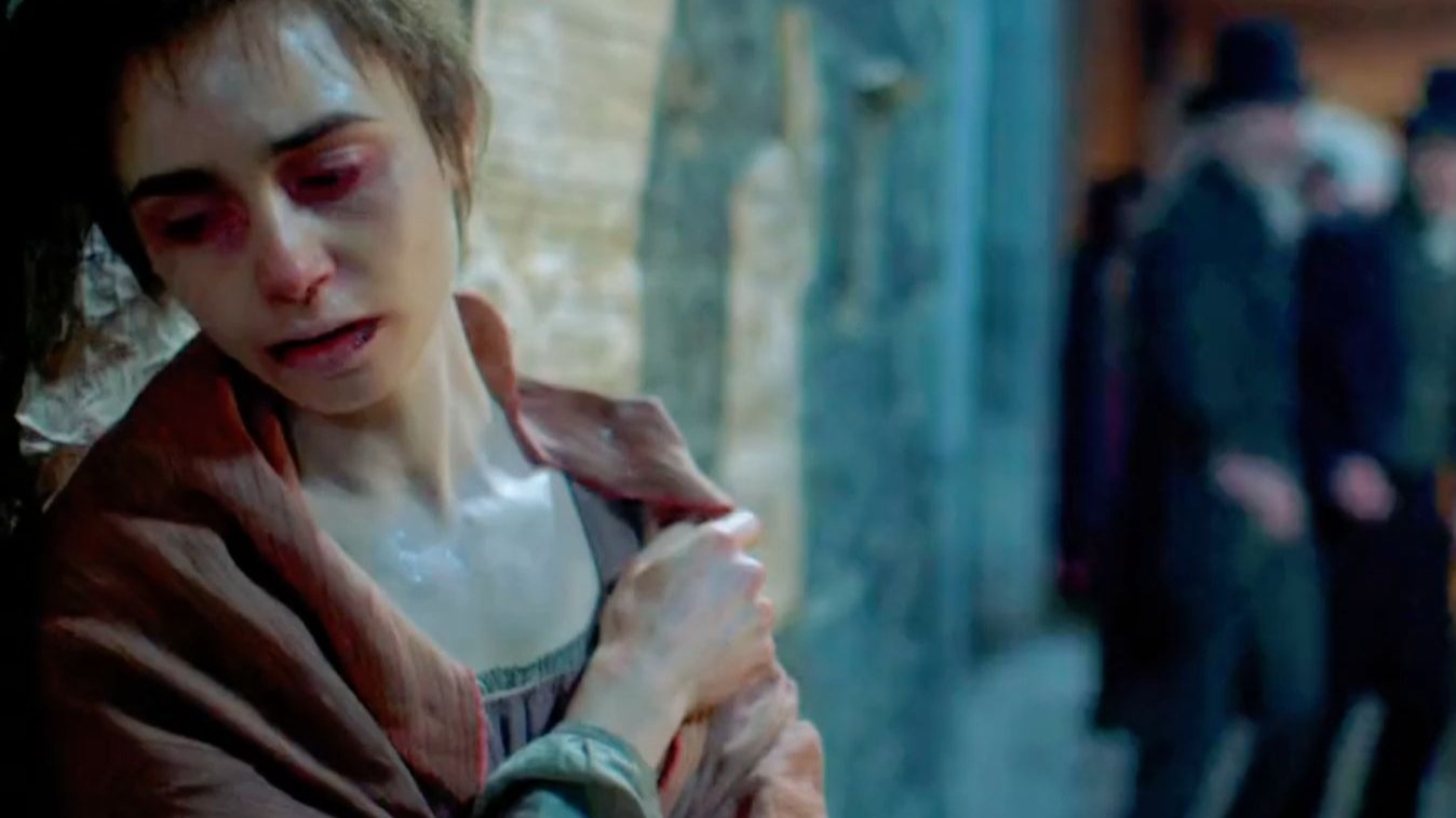 ”只因看见站街女穿着单衣，混混就一把雪塞进了她的衣服里“《悲惨世界》