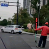谁家好人路口举着老鳖，又是哪个倒霉蛋被追尾