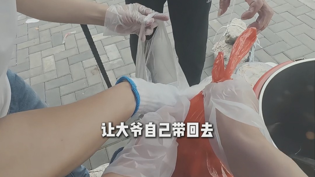 泪目了。原来大爷每次要的两份白米饭都是开水配着吃的#摆摊#摆摊创业