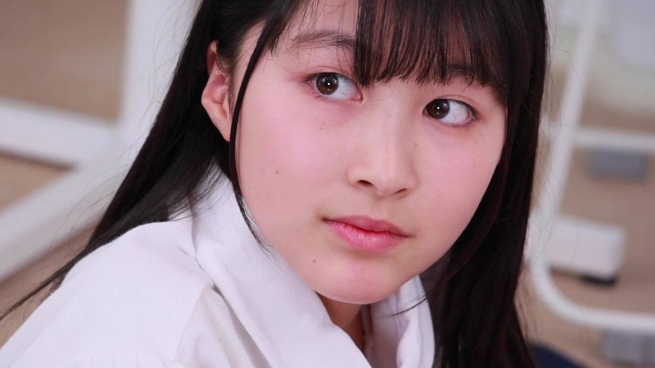 My younger sister, Jing Yueyao, has a beautiful face