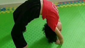 小孩子怎么学倒立走 fc6f37ea7409b885881f2482406bfecbd8fc0ca7.jpg@280w_158h_1c_100q.jpg