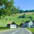 在瑞士如画般美景中驾车