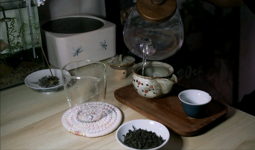 喝茶喝到最后是极简化丨今天用小碎花壶喝个花香六堡茶，醇厚的汤感，淡淡的花香，一点仓位没有，越喝越有瘾