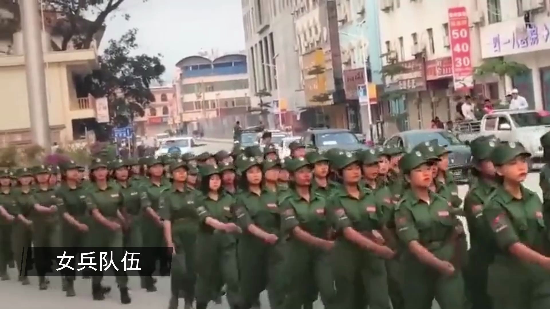 活动作品缅甸佤邦街头女兵们穿着军装就是好看