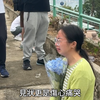 黄家驹坟墓刑毁｜光头少年淋汽水锤毁遗照　15岁及23岁男被捕　四川女歌迷跪地泣不成声：太心痛了｜光头Bob｜刑毁｜黄家驹坟墓