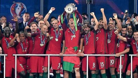 欧洲杯葡萄牙夺冠国内景象 fe3fd2010aff8d386f244f8ca7d9e485bb6571e5.jpg@480w_270h_1c