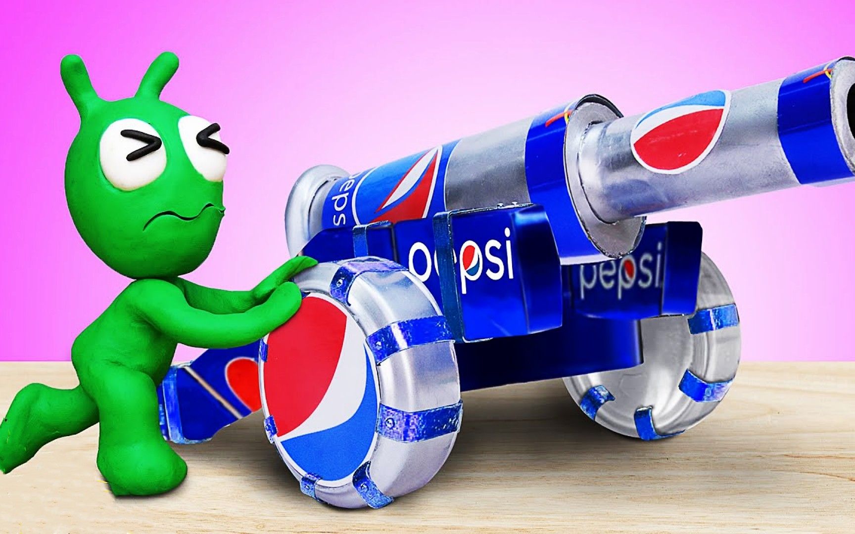 搞笑定格动画：小绿用可乐罐制作一个很酷的坦克玩具，超级好玩！