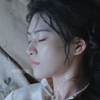 父亲刚把怀孕的女儿藏到床底 转脸就被小日子一刀劈在了胸 ，随后更是一刀给了他一个透心凉 女儿 亲眼目睹那闪烁着死亡气息的刀尖 吓得他用颤抖的双手紧紧捂住嘴巴