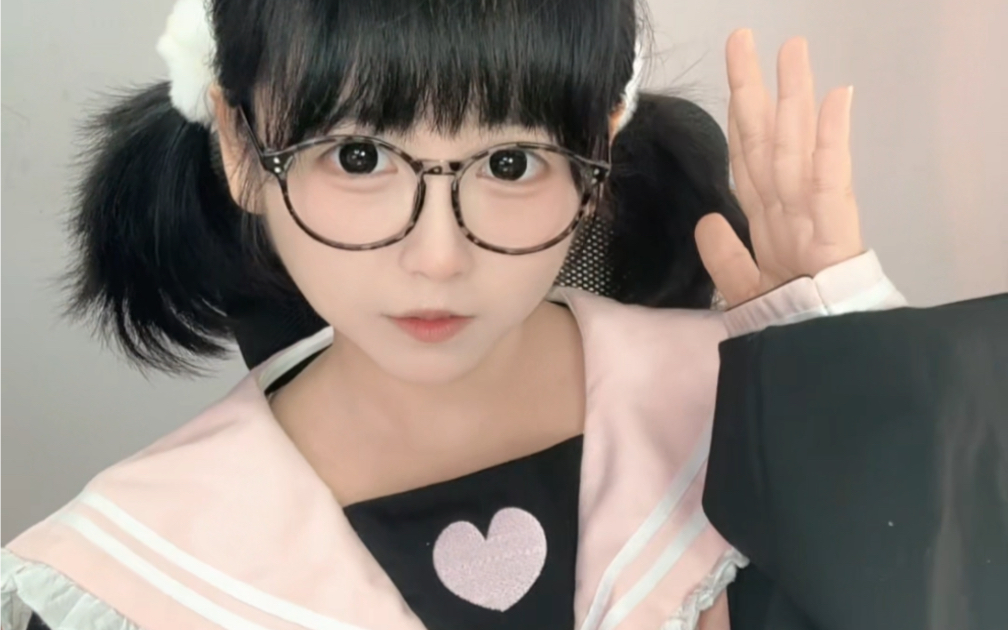 Aren't female anchors afraid of the cold ......