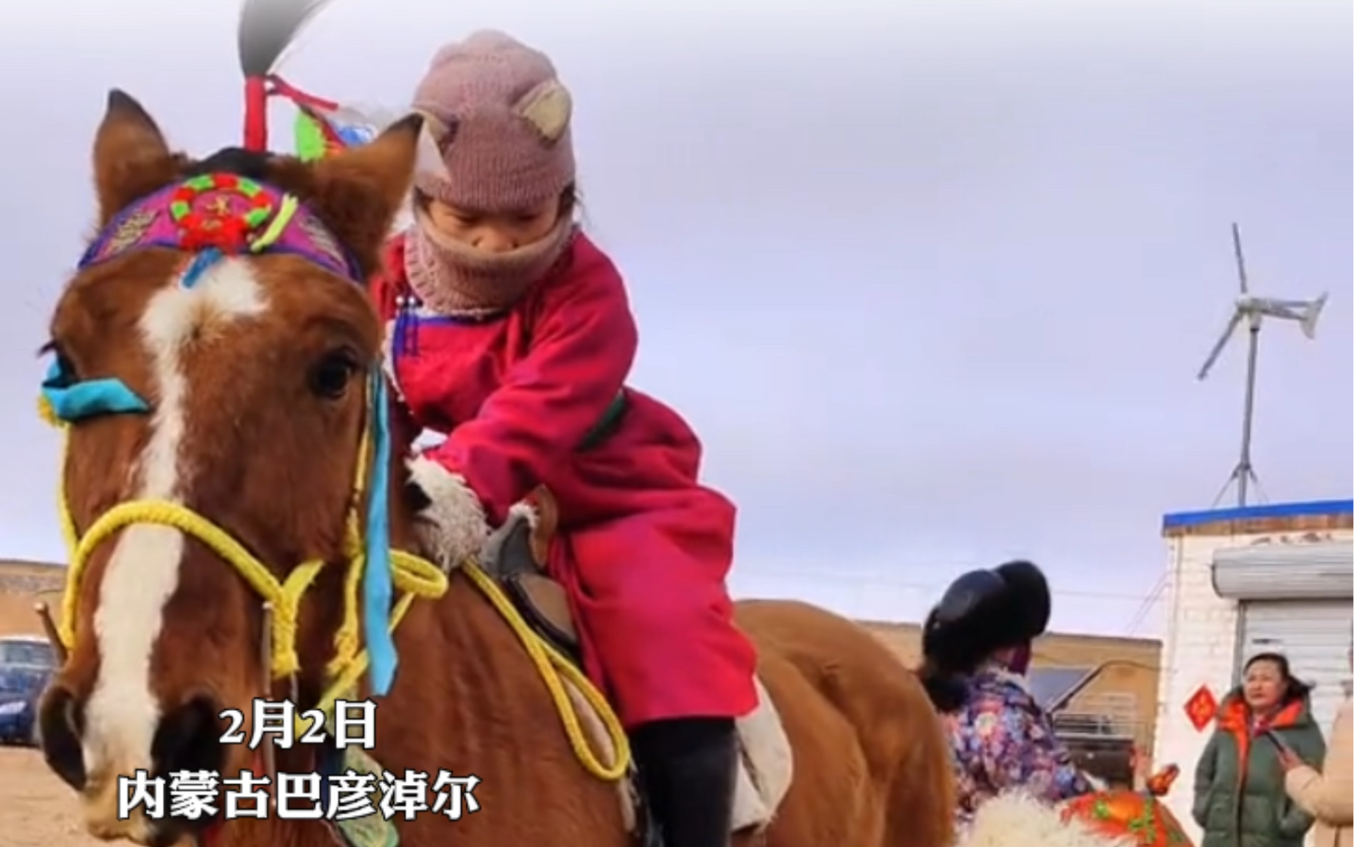 2月2日，内蒙古巴彦淖尔。乌拉特牧民组织新春那达慕，8岁小女孩勇夺蒙古马5000米赛马冠军。