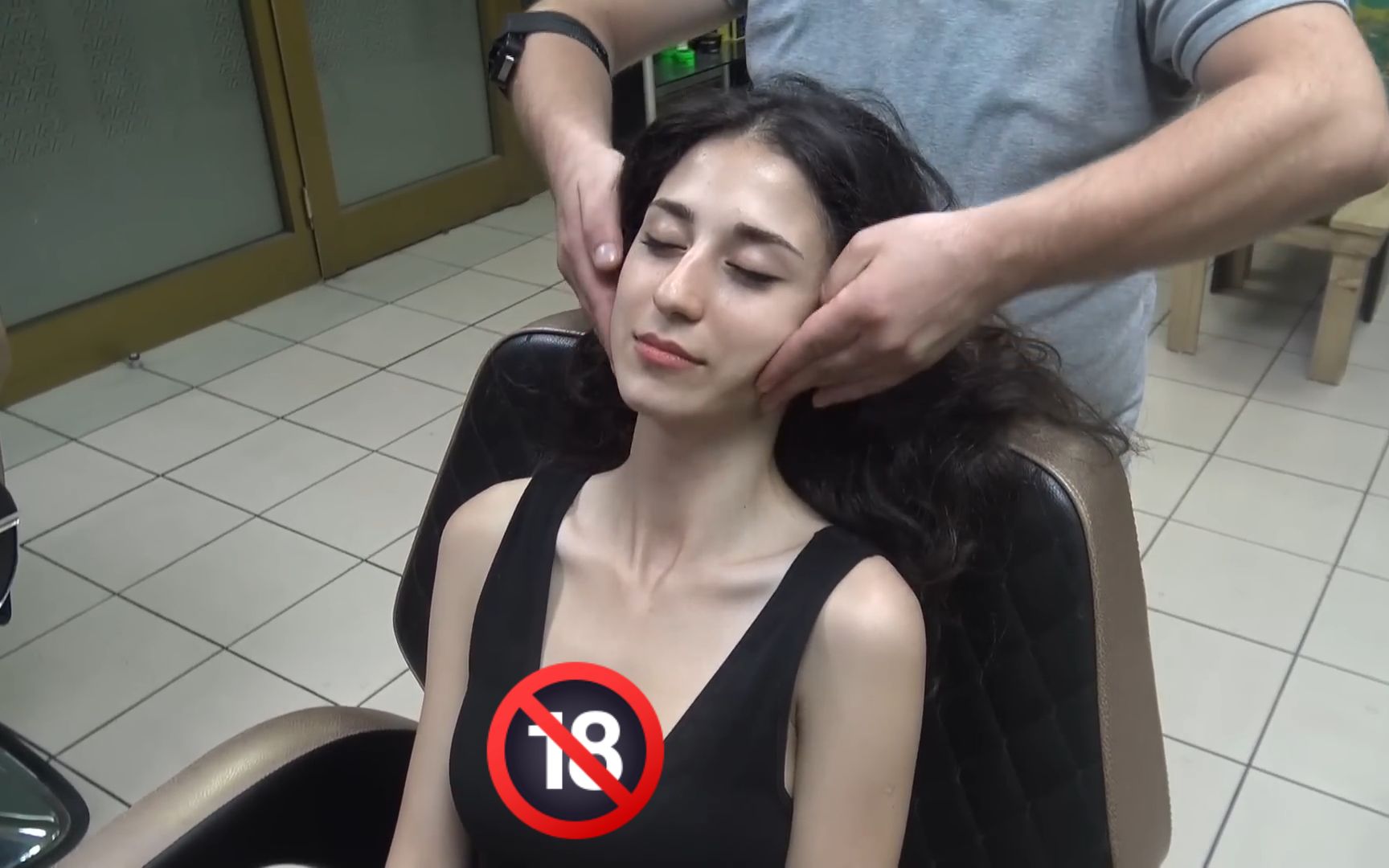 颜值爆表的美女来按摩,这张相实在太像迪丽热巴了