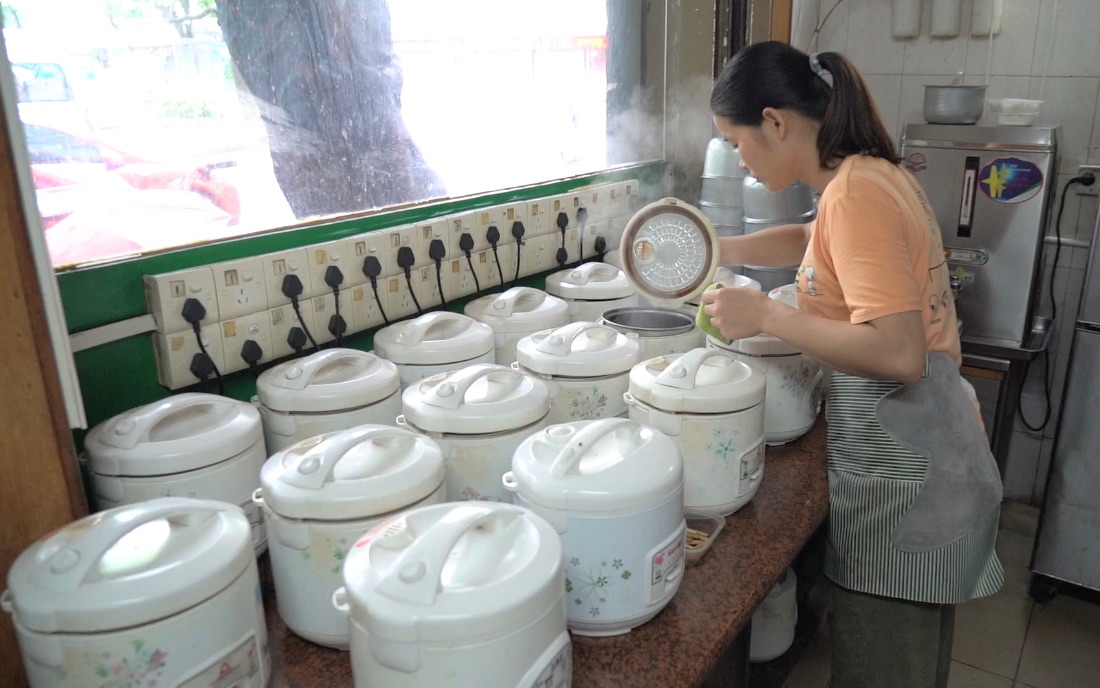 广东出租车师傅的秘密基地，电饭锅煲仔饭，15元一锅，日卖300锅，吃的师傅笑呵呵