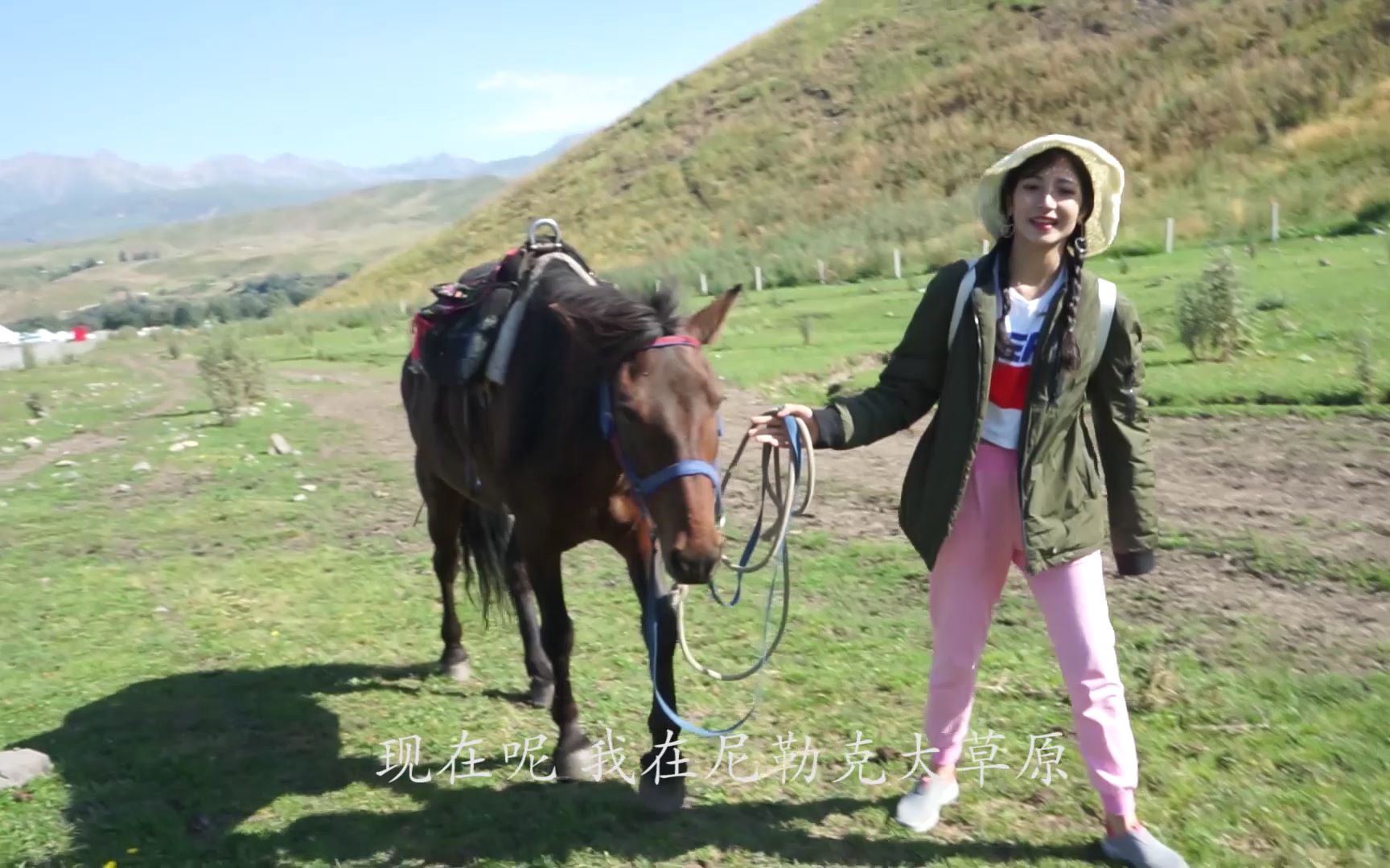 安妮古丽:新疆美女挑战骑马走草原,这骑马技术,马儿都尴尬到走不动了!
