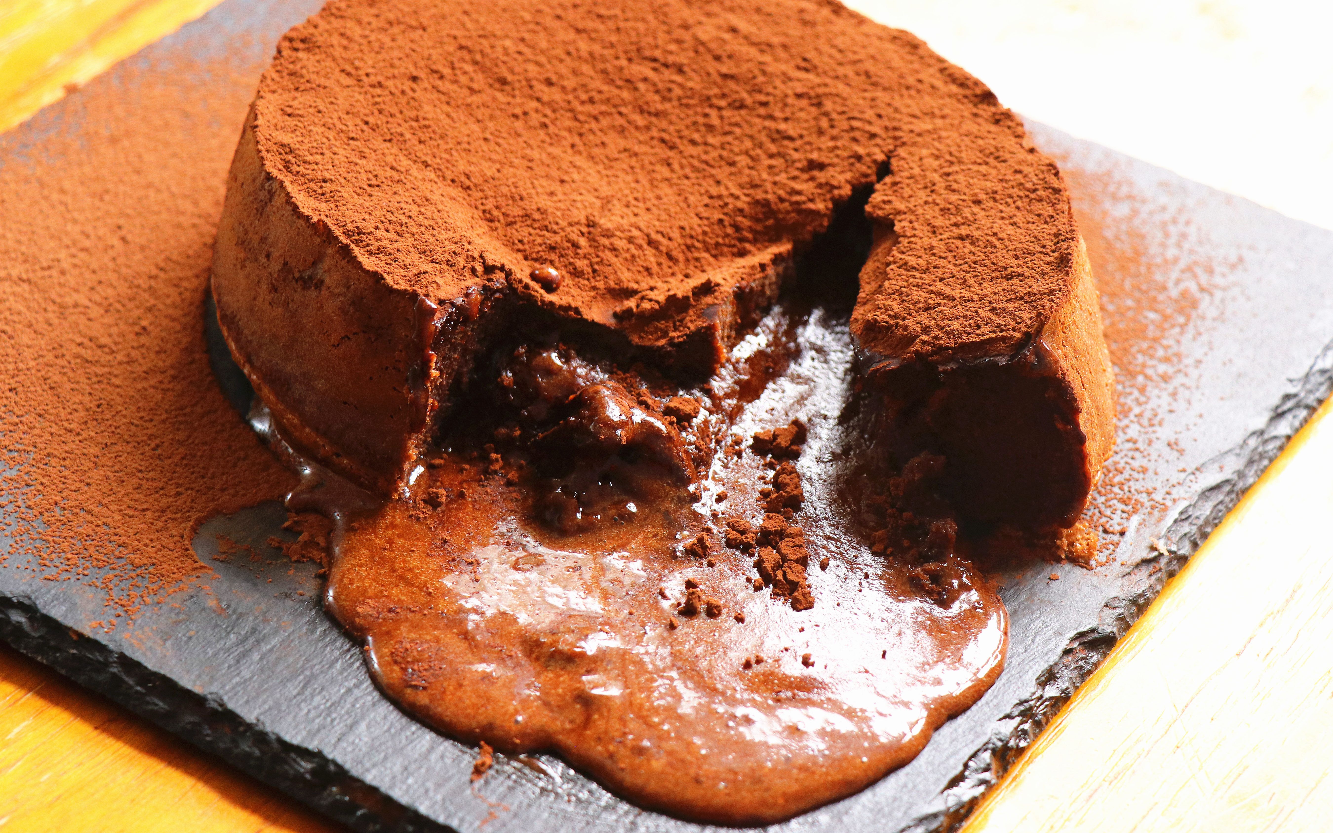 热巧克力熔岩蛋糕与熔融中心和红醋栗照片摄影图片_ID:135113738-Veer图库