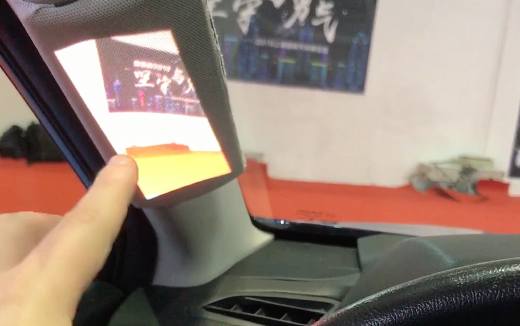 A柱盲区影响行车安全，汽车内的小投影你觉得怎么样？