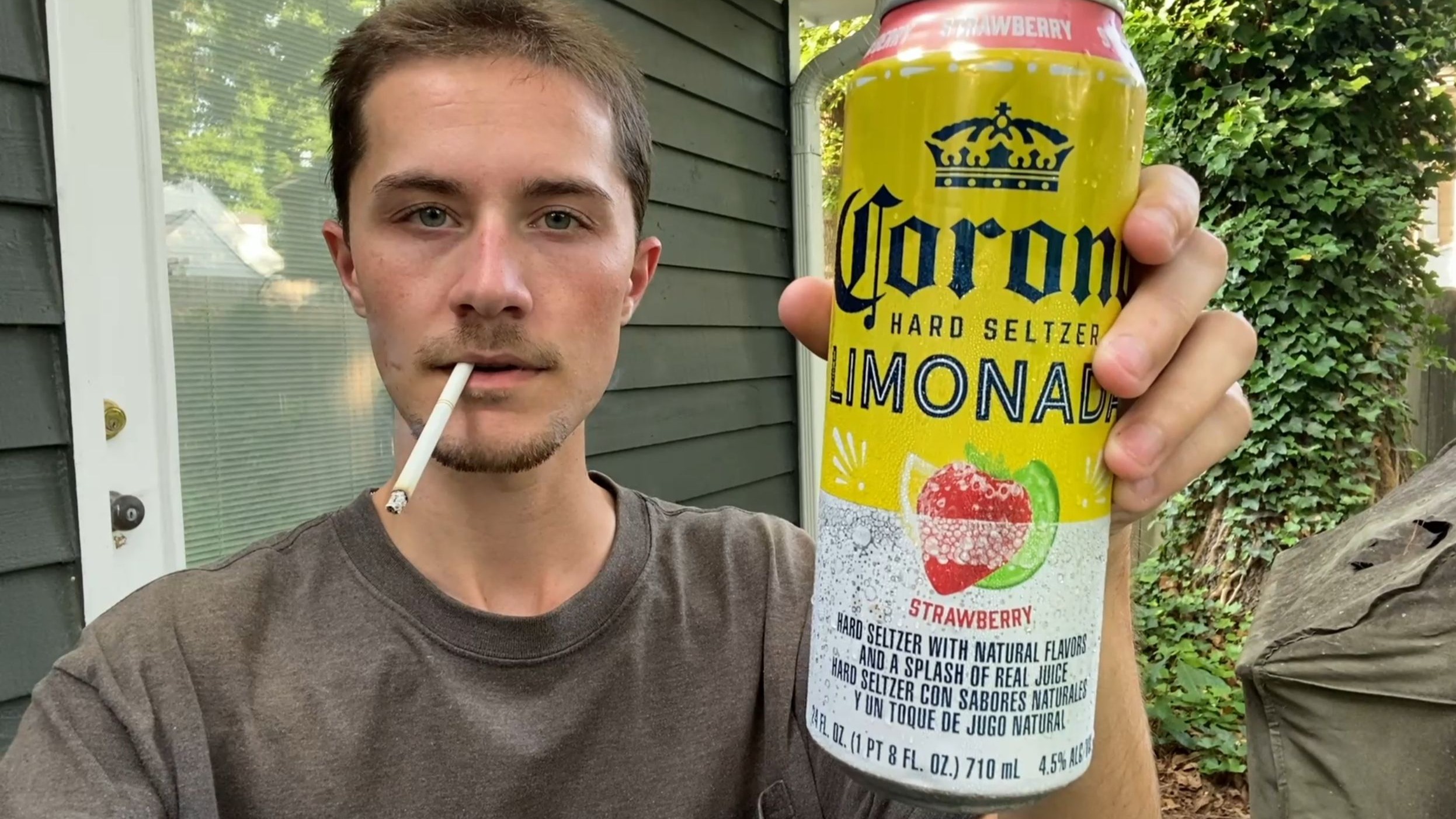 我熬了一整夜之后，在星期四早上八点钟又喝酒抽烟。