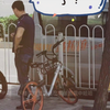 下楼买烟发现自己车被围观中哈哈 边上还有辆同款红色 嘿嘿
