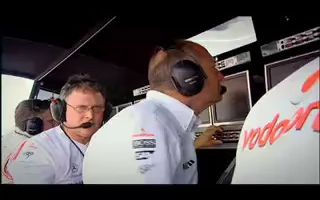 F1车队技师看比赛太入迷，忘了自己队的赛车要进站...
