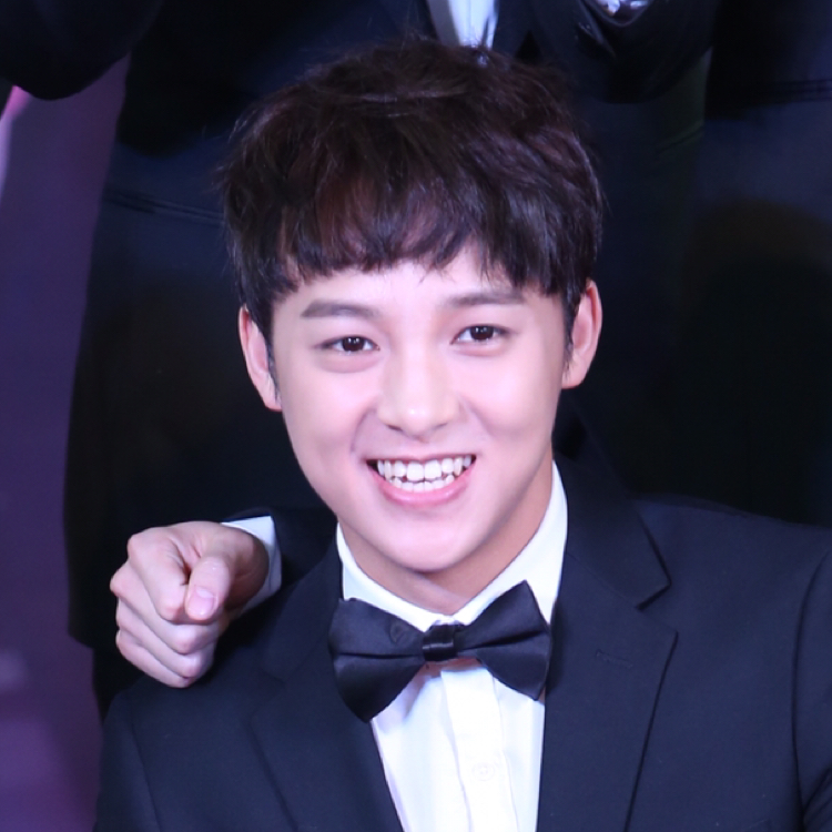 【LOOKOUT】【伍嘉成】151230北京到深圳机场_娱乐圈_娱乐_bilibili_哔哩哔哩弹幕视频网